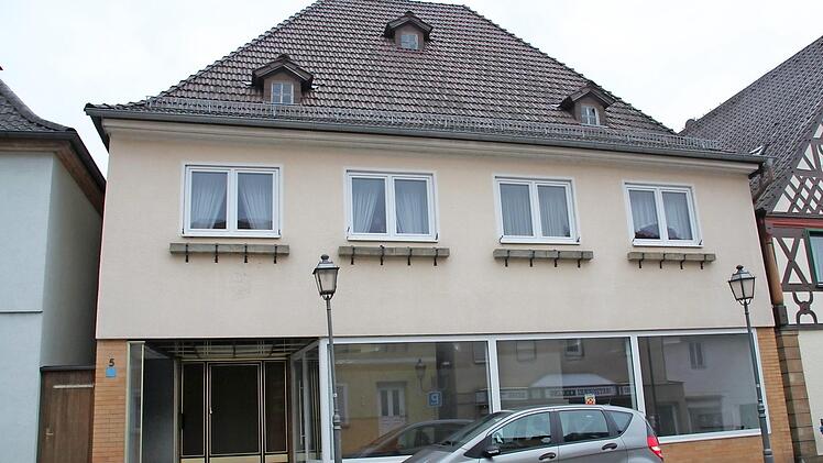 Dieses Wohn- und Geschäftshaus am Marktplatz zählt zu den Baudenkmalen Altenkunstadts. Eigentümer Werner Fiedler will das aus dem 18. Jahrhundert stammende Gebäude mit seinem markanten Walmdach in ein reines Wohnhaus mit fünf Mietwohnungen verwandeln. Foto: Stephan Stöckel