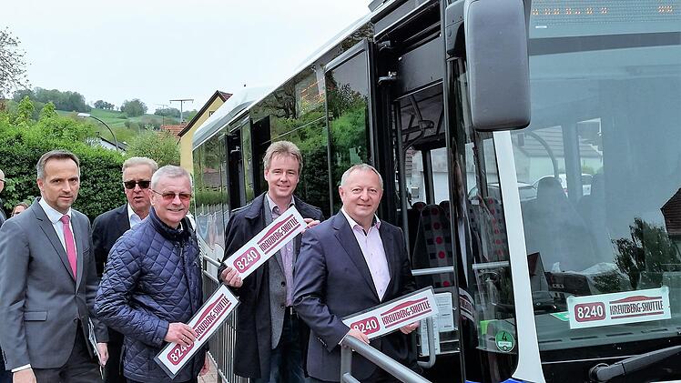 Auf geht's mit dem Bus zum Kreuzberg: Landrat Thomas Bold (von rechts) eröffnete gemeinsam mit Bad Bocklets Kurdirektor Thomas Beck, Oberthulbas Bürgermeister Gotthard Schlereth, KOB-Geschäftsführer Claus Schubert und Landkreis-Wirtschaftsförderer Jürgen Metz den Kreuzberg-Shuttle als neue Freizeitbuslinie. Sigismund von Dobschütz