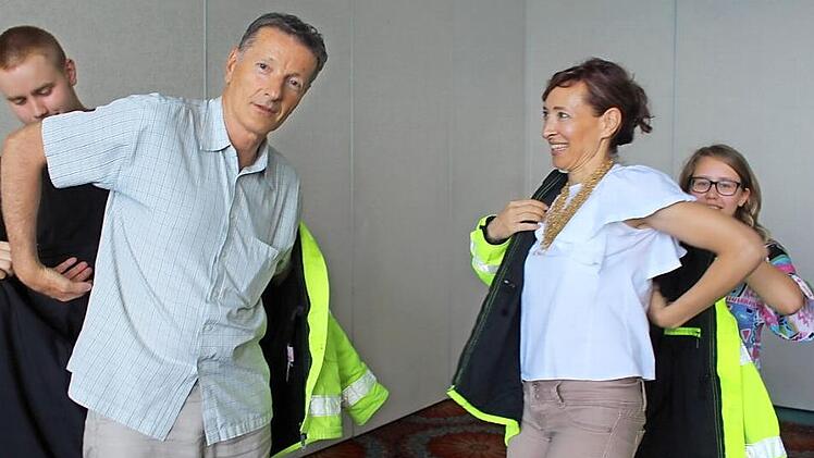 Schlupften kurz und gerne in die Rollen von Verkehrskadetten aus dem Landkreis Lichtenfels: Polizeiinspektor Cvetko Kokalj und Übersetzerin Darja Bertok.  Foto: Marekuzs Häggberg