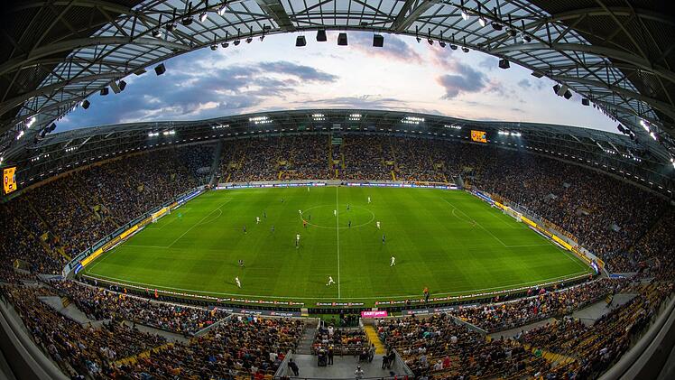 Zum Saisonauftakt gastiert der 1.FC Nürnberg bei der SG Dynamo Dresden. Am Samstagmittag will Nürnbergs neuer Trainer Damir Canadi direkt seine ersten drei Punkte in der neuen Spielzeit einsammeln. Foto: Robert Michael/dpa