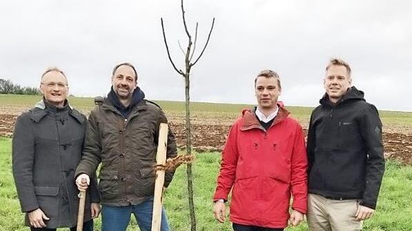 Der Pr&auml;sident des Rotary-Clubs Ha&szlig;furt, Andreas Linder, Martin Kaspar, Carl-Heinrich Graser und Ralph Wiegner (von links) nach der Pflanzaktion Foto: Elmar Hohmann