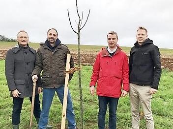 Der Pr&auml;sident des Rotary-Clubs Ha&szlig;furt, Andreas Linder, Martin Kaspar, Carl-Heinrich Graser und Ralph Wiegner (von links) nach der Pflanzaktion Foto: Elmar Hohmann