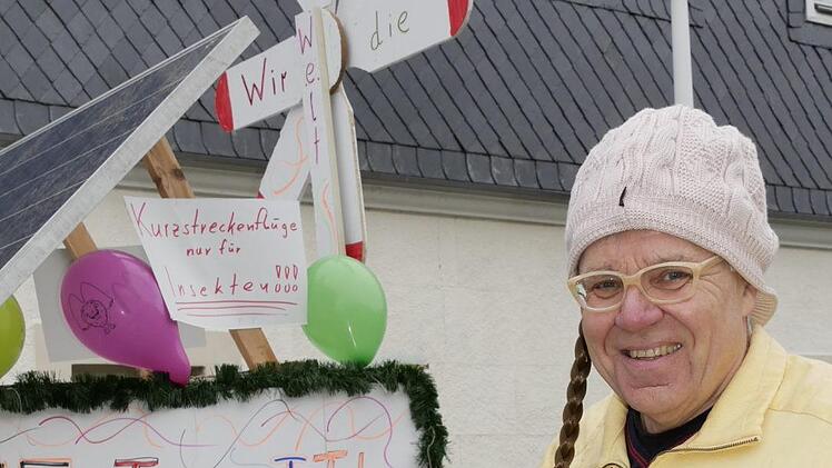 Schatzmeister des Wildenheider Bürgervereins, Peter Soyer am  Motivwagen