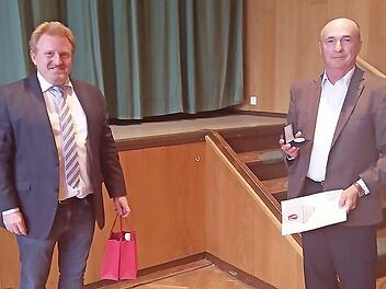 Mit dem Ehrenzeichen des Marktes Maßbach in Gold wurde der Marktgemeinderat Werner Heuchler (rechts) von Bürgermeister Matthias Klement aus gebührender Entfernung verabschiedet.  Foto: Volker Röder