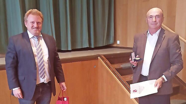 Mit dem Ehrenzeichen des Marktes Maßbach in Gold wurde der Marktgemeinderat Werner Heuchler (rechts) von Bürgermeister Matthias Klement aus gebührender Entfernung verabschiedet.  Foto: Volker Röder