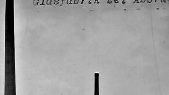1936 beginnen die Abbrucharbeiten. Noch stehen die vier Schornsteine. Das Maschinenhaus bleibt erhalten. Ab 1953 wohnt Sägewerksbesitzer Oskar Stumpf in diesem Gebäude.Repro: Gerd Fleischmann