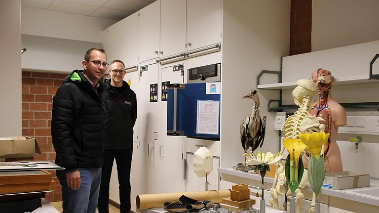 Schulleiter Michael Heyne (vorne) ist besonders stolz auf die technische Ausstattung des Fachraums für Physik, Chemie und Biologie. Foto: Ulrike Müller