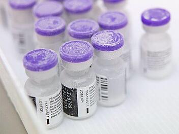 Ampullen des Corona-Impfstoffs von Biontech und Pfizer werden gek&uuml;hlt aufbewahrt. Foto: Sebastian Gollnow, dpa