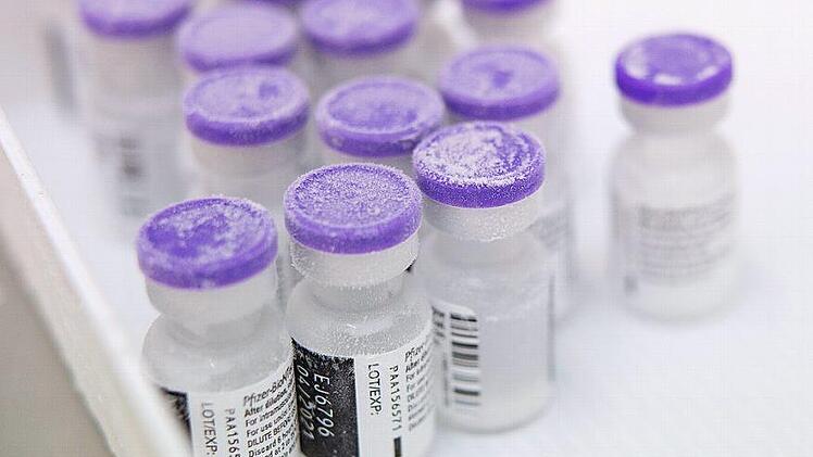 Ampullen des Corona-Impfstoffs von Biontech und Pfizer werden gekühlt aufbewahrt. Foto: Sebastian Gollnow, dpa