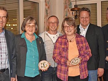 Zwei Einzelhäuser wurden in diesem Jahr in Melkendorf prämiert. Im BIld (von links) Inge Aures, Vorsitzender Wolfgang Branscheid, Karin Friedmann als Prämierte für den Nutzgarten, Familie Brendel-Gerten als Prämierte für Vorgartengestaltung, Oberb...