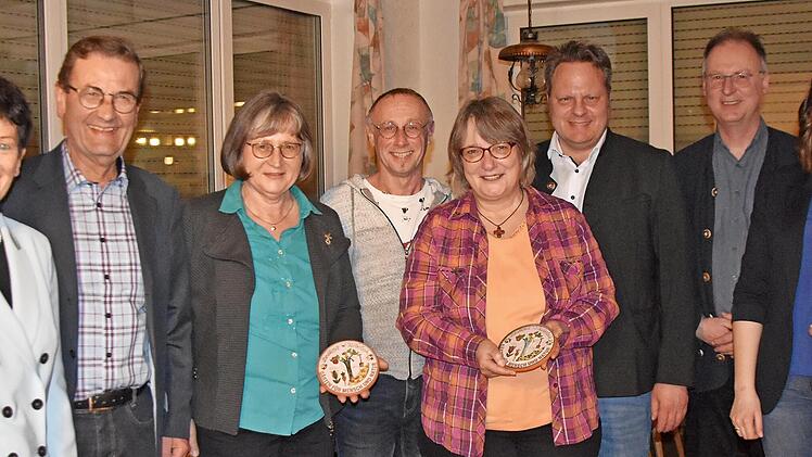 Zwei Einzelhäuser wurden in diesem Jahr in Melkendorf prämiert. Im BIld (von links) Inge Aures, Vorsitzender Wolfgang Branscheid, Karin Friedmann als Prämierte für den Nutzgarten, Familie Brendel-Gerten als Prämierte für Vorgartengestaltung, Oberb...