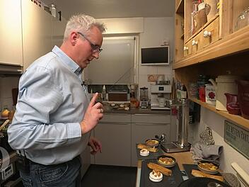 Spätestens beim dreiteiligen Dessert liegen Axels Nerven blank.