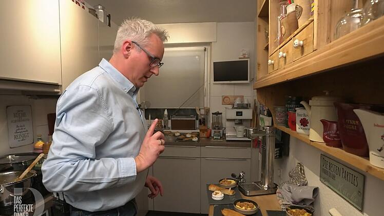 Spätestens beim dreiteiligen Dessert liegen Axels Nerven blank.