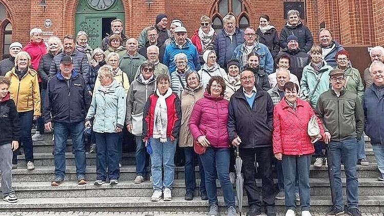 Die Besuchergruppe vor dem Bernsteinpalast-Museum in Kolberg.