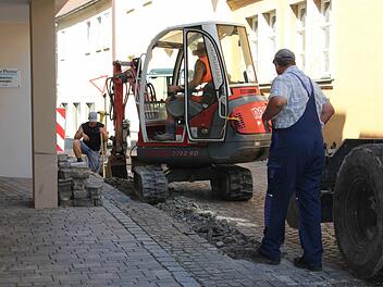 Pflaster auf, Leerrohr rein; Eine Baufirma aus Osterrode im Harz gräbt sich im Auftrag der Telekom in Richtung Finanzamt in Ebern vor. Foto: Ralf Kestel