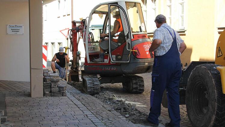 Pflaster auf, Leerrohr rein; Eine Baufirma aus Osterrode im Harz gräbt sich im Auftrag der Telekom in Richtung Finanzamt in Ebern vor. Foto: Ralf Kestel