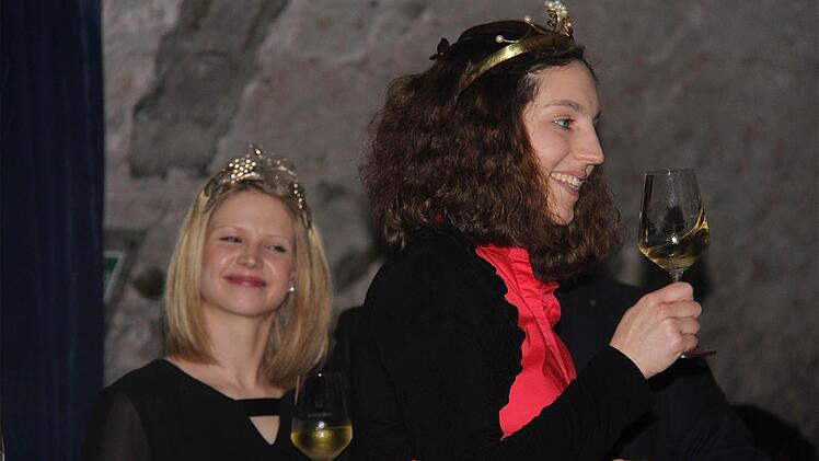 Hammelburgs Weinprinzessin Antonia Müller und Wirmsthals Weihhoheit Marlene Büttner. Foto: Gerd Schaar