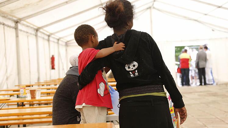 Asyl: Im Erlanger Freibad West wurde ein provisorisches Flüchtlingslager errichtet.