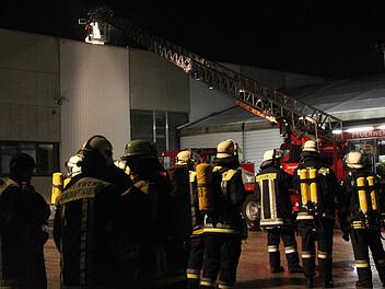 Mit der Drehleiter ging es für die Feuerwehrleute hoch zum Lüftungsrohr, das in Brand geraten war. Foto: Marco Meißner