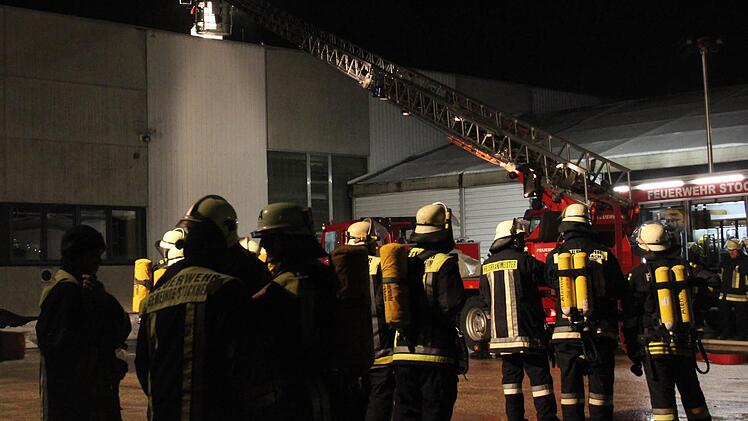Mit der Drehleiter ging es für die Feuerwehrleute hoch zum Lüftungsrohr, das in Brand geraten war. Foto: Marco Meißner
