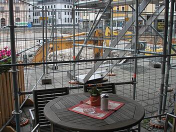 Ein Kaffee mit Baustellen-Blick gefällig? Wer im "Petit Fours" im Außenbereich sitzt, ist ganz nah dran. Die Umgestaltung des Zentralparkplatzes bringt für die Geschäftsleute Beeinträchtigungen mit sich. Fotos: Alexander Hartmann