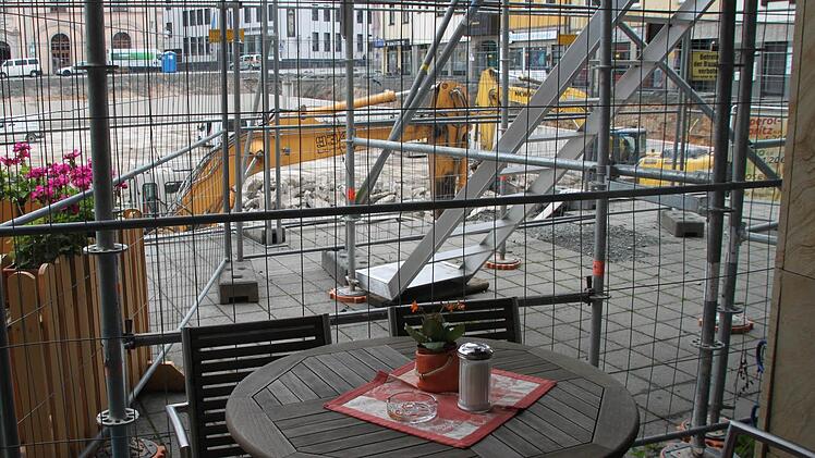 Ein Kaffee mit Baustellen-Blick gefällig? Wer im "Petit Fours" im Außenbereich sitzt, ist ganz nah dran. Die Umgestaltung des Zentralparkplatzes bringt für die Geschäftsleute Beeinträchtigungen mit sich. Fotos: Alexander Hartmann