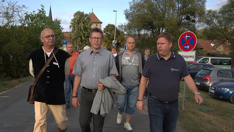 Beim Rundgang mit Kreishandwerkermeister Jens Beland, Regionalmanager Stefan Hinterleitner und Stadtführer Wolfgang Pfister (von rechts) erfuhren die zahlreichen Gäste Details über die verschiedenen Handwerksbetriebe und Berufsbilder. Foto: Bettina Knauth