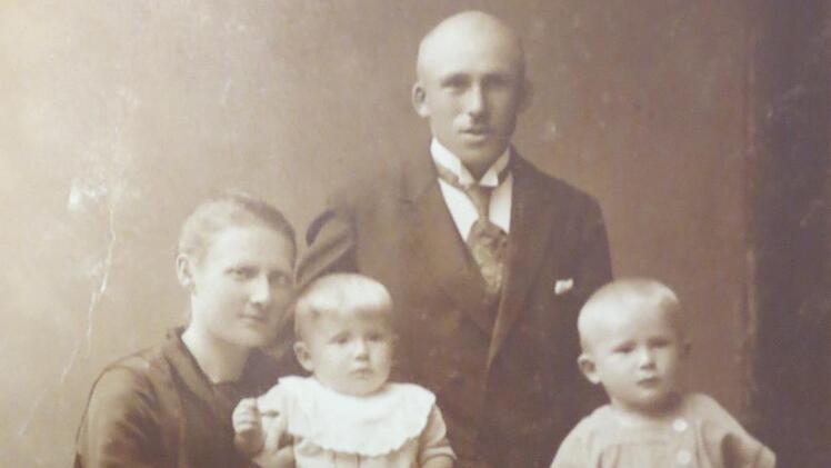 Ein Bild aus vergangenen Tagen: Willi Ortmann (links) mit seinem Bruder Herbert und den Eltern Anna und Paul.Doris Bauer