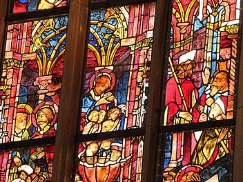 Die Kirchenfenster der Stadtpfarrkirche in Münnerstadt sind besonders wertvoll. Um diesen historischen Schatz zu bewahren, findet derzeit eine umfassende konservierende Reinigung statt.Heike Beudert