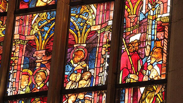 Die Kirchenfenster der Stadtpfarrkirche in Münnerstadt sind besonders wertvoll. Um diesen historischen Schatz zu bewahren, findet derzeit eine umfassende konservierende Reinigung statt.Heike Beudert