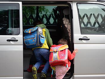 Kinder sollen nie in fremde Autos einsteigen. Symbolbild: Ralf Hirschberger/dpa