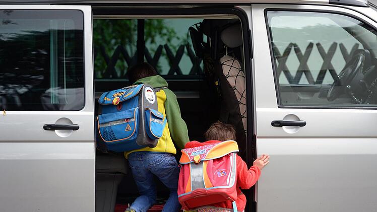 Kinder sollen nie in fremde Autos einsteigen. Symbolbild: Ralf Hirschberger/dpa