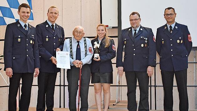 Der Vorstand des Feuerwehrvereins Heßdorf ehrte beim Kommers zum Jubiläum den Heßdorfer Valentin Biermann (97) für 70 Jahre Mitgliedschaft. Das Publikum zollte dem verdienten Feuerwehrmann mit tosendem Applaus minutenlang Respekt.