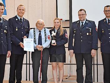 Der Vorstand des Feuerwehrvereins He&szlig;dorf ehrte beim Kommers zum Jubil&auml;um den He&szlig;dorfer Valentin Biermann (97) f&uuml;r 70 Jahre Mitgliedschaft. Das Publikum zollte dem verdienten Feuerwehrmann mit tosendem Applaus minutenlang Respekt.