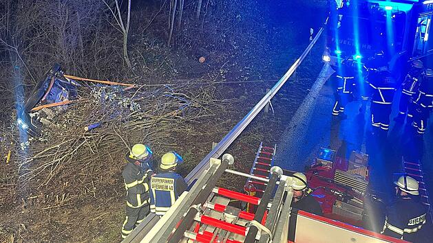 Feuerwehr befreit Fahrer nach Unfall im Kreis Neustadt an der Aisch-Bad Windsheim