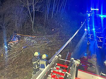 Feuerwehr befreit Fahrer nach Unfall im Kreis Neustadt an der Aisch-Bad Windsheim