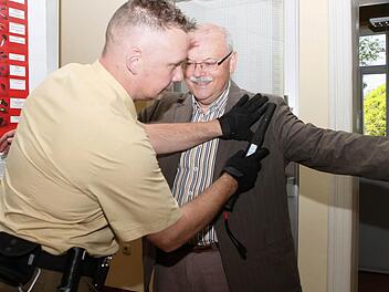 Vertrauen ist gut, Kontrolle besser: Justizoberwachtmeister Dirk Hüttner demonstriert an Lothar Seyfferth, was es mit den in allen bayerischen Gerichten obligatorischen Einlasskontrollen auf sich hat. Foto: Jochen Nützel