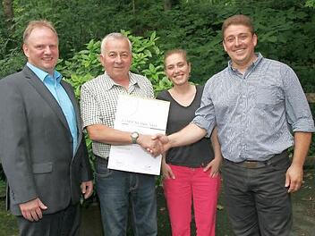 Auszeichnung für einen verdienstvollen Mitarbeiter (von links): Obermeister Frank Brückner, Helmut Löw, Sabrina Baudler und Firmenchef Michael Baudler.  Foto: Michael Stelzner