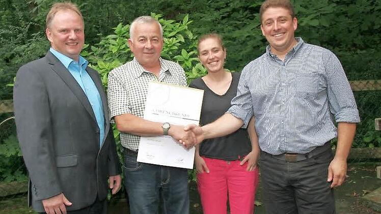 Auszeichnung für einen verdienstvollen Mitarbeiter (von links): Obermeister Frank Brückner, Helmut Löw, Sabrina Baudler und Firmenchef Michael Baudler.  Foto: Michael Stelzner