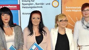 Die erfolgreichen Gesellenprüflinge im Friseurhandwerk mit Obermeisterin Edith Wunder (links) und Prüfungsausschussvorsitzendem Konrad Schank