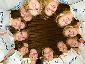 Eine runde Sache: Vorzeitig Meister der Bezirksoberliga sind die Basketballerinnen der SG Oerlenbach/Ebenhausen um Spielertrainerin Bärbel Gunreben, Marina Erhard, Sarah Curtis, Laura Peters, Jana Katzenberger, Saskia Curtis, Katrin Weingart, Julia Hemmerich, Michelle Curtis, Astrid Christ, Sonja Weppert und Teresa Borst. Auf dem Bild fehlt Christina Seidl. Foto: ssp