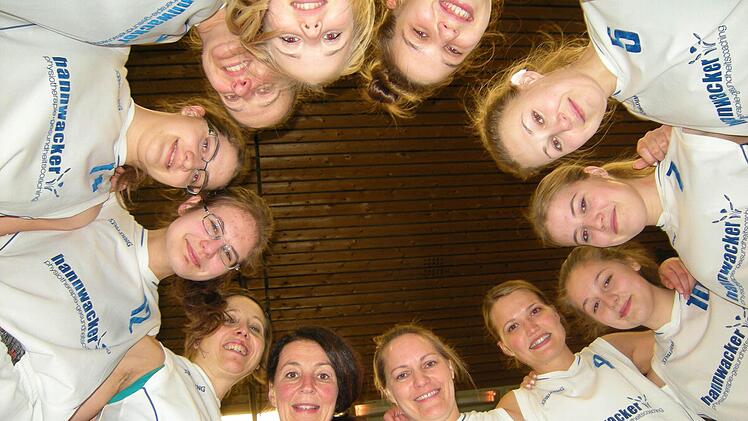 Eine runde Sache: Vorzeitig Meister der Bezirksoberliga sind die Basketballerinnen der SG Oerlenbach/Ebenhausen um Spielertrainerin Bärbel Gunreben, Marina Erhard, Sarah Curtis, Laura Peters, Jana Katzenberger, Saskia Curtis, Katrin Weingart, Julia Hemmerich, Michelle Curtis, Astrid Christ, Sonja Weppert und Teresa Borst. Auf dem Bild fehlt Christina Seidl. Foto: ssp