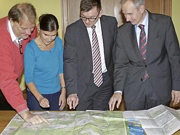 Freizeitspaß und Information im Detail verspricht die neue Amtliche Topografische Karte (ATK 25). Direktor Konrad Unsleber (rechts) stellte die Erstausgabe vor, die Michael Pfaff, Daniela Schorn und Bürgermeister Armin Warmuth beeindruckte.  Foto: Winfried Ehling