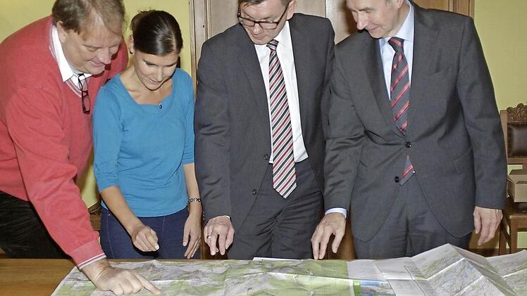 Freizeitspaß und Information im Detail verspricht die neue Amtliche Topografische Karte (ATK 25). Direktor Konrad Unsleber (rechts) stellte die Erstausgabe vor, die Michael Pfaff, Daniela Schorn und Bürgermeister Armin Warmuth beeindruckte.  Foto: Winfried Ehling