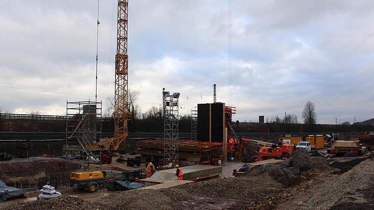 Baustelle bei Unteroberndorf: Hier wird momentan das Fundament für die Pfeiler gemacht, die später das Überwerfungsbauwerk tragen soll.