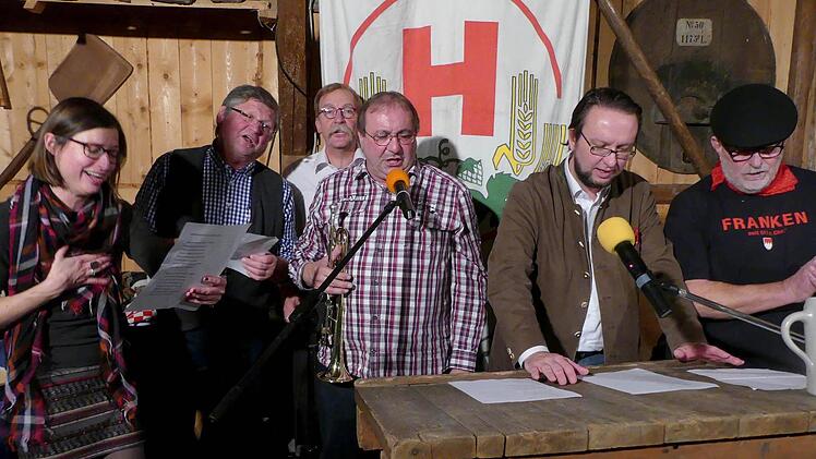 Beim gemeinsamen Schlusslied (von links): Yvonne Wernlein, Hans Wernlein, Klaus Wührl, Reiner Popp, Mark Ständner und Werner Reißaus. Foto: Dieter Hübner