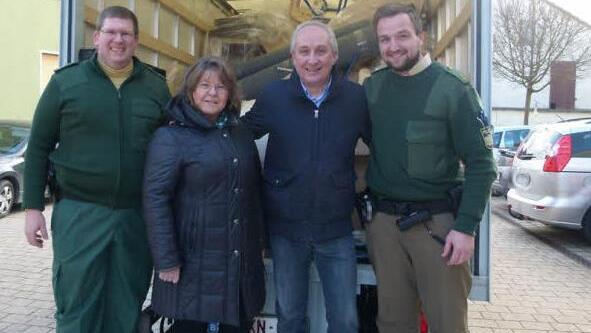 Der Lkw-Fahrer Philippe Koumoth, der einen Teil seiner Fracht in Helmstadt verschenkt hat, zusammen mit Polizeioberkommissar Martin Knobloch (links) und Polizeimeister Steffen Kappelsberger, sowie die Leiterin des Kindergartens, Brigitte Sauer Foto: Verkehrspolizeiinspektion W&uuml;rzburg-Biebelried