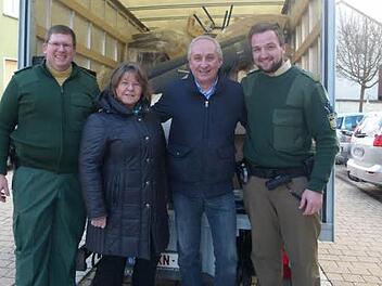 Der Lkw-Fahrer Philippe Koumoth, der einen Teil seiner Fracht in Helmstadt verschenkt hat, zusammen mit Polizeioberkommissar Martin Knobloch (links) und Polizeimeister Steffen Kappelsberger, sowie die Leiterin des Kindergartens, Brigitte Sauer Foto: Verkehrspolizeiinspektion W&uuml;rzburg-Biebelried