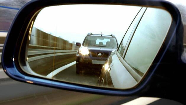 Auf einem Parkplatz in Bamberg ist ein Streit zwischen zwei Autofahrern eskaliert. Der Streit begann bereits auf der Autobahn. Symbolbild: Marcus F&uuml;hrer dpa