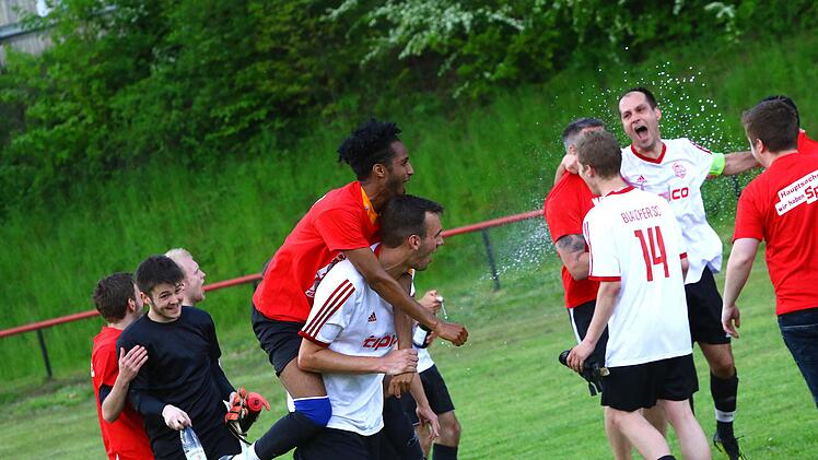 Die Blaicher feiern den Titel in der A-Klasse.  Foto: Monika Limmer